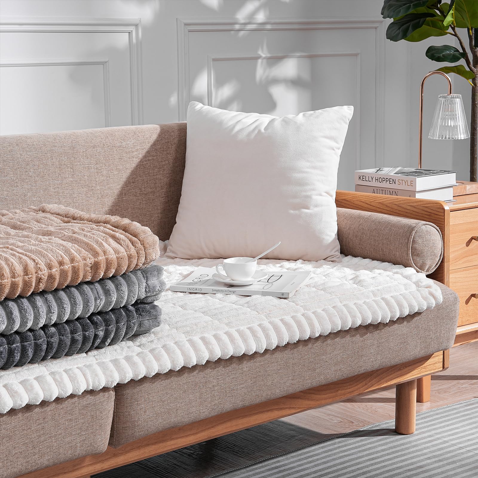 PHOPHO couch cover resists fading after washes, maintaining a fresh appearance.
