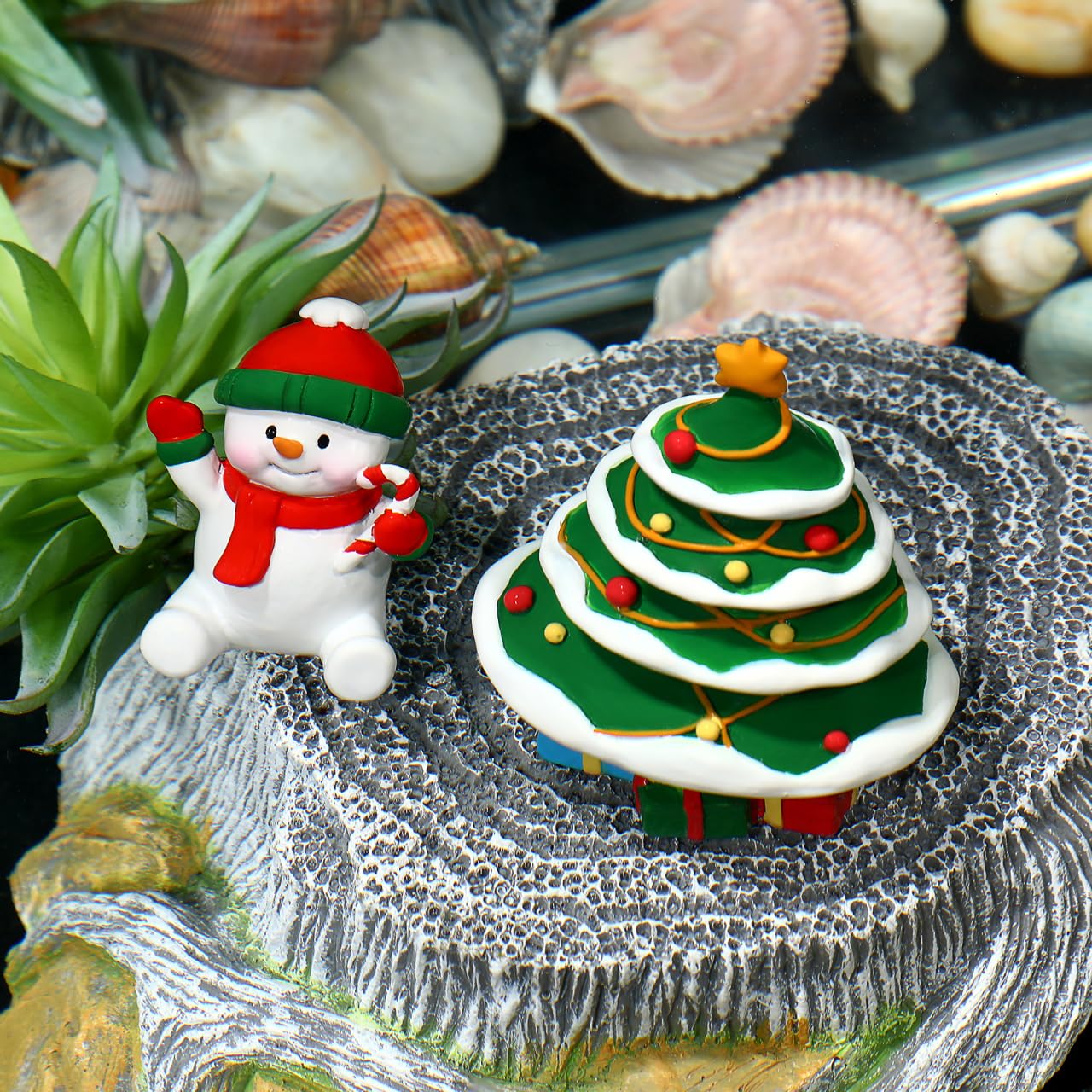 POPETPOP resin holiday scene ornament enriches aquarium visuals