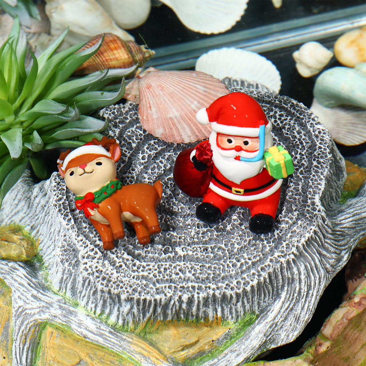 POPETPOP Santa and reindeer fish tank decor enhances holiday ambiance underwater.