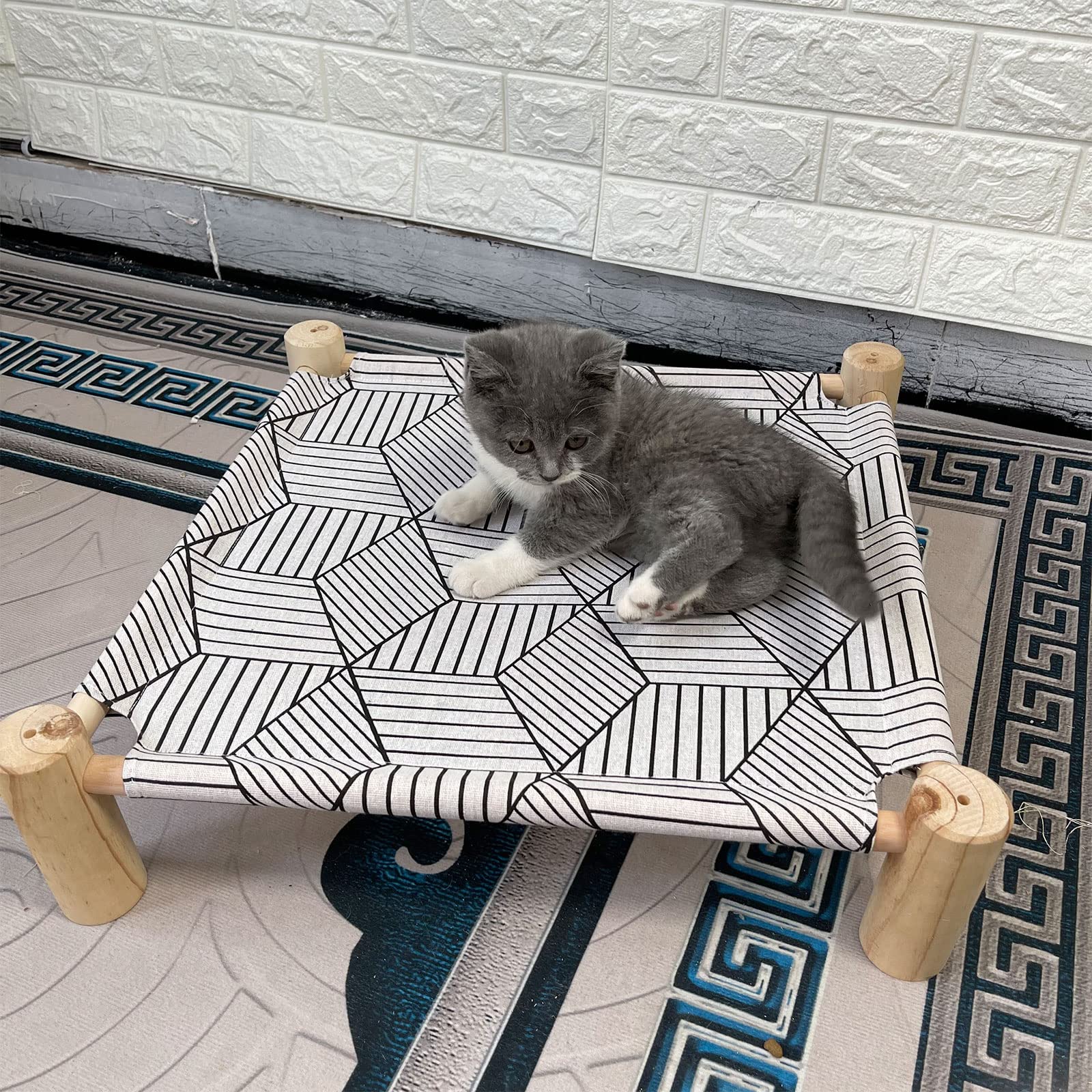 Pozico easy-install setup suitable for home or travel use with pets.