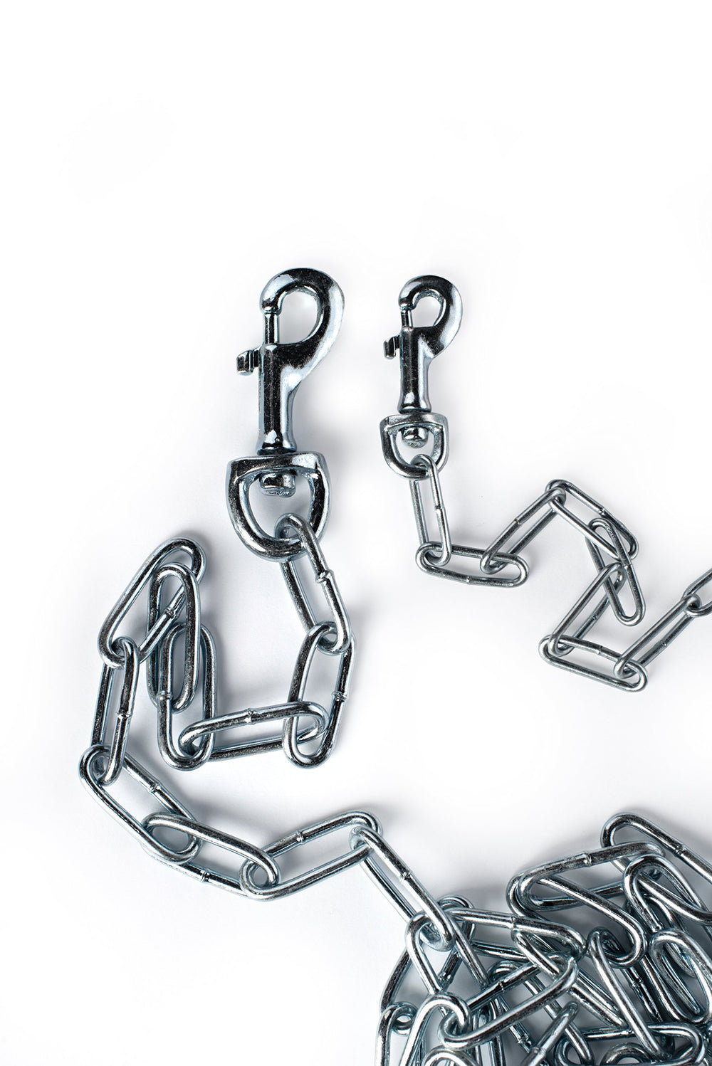 Swivel bolt snap ends on Prevue 2117 chain enable smooth attachment and reduced tangling