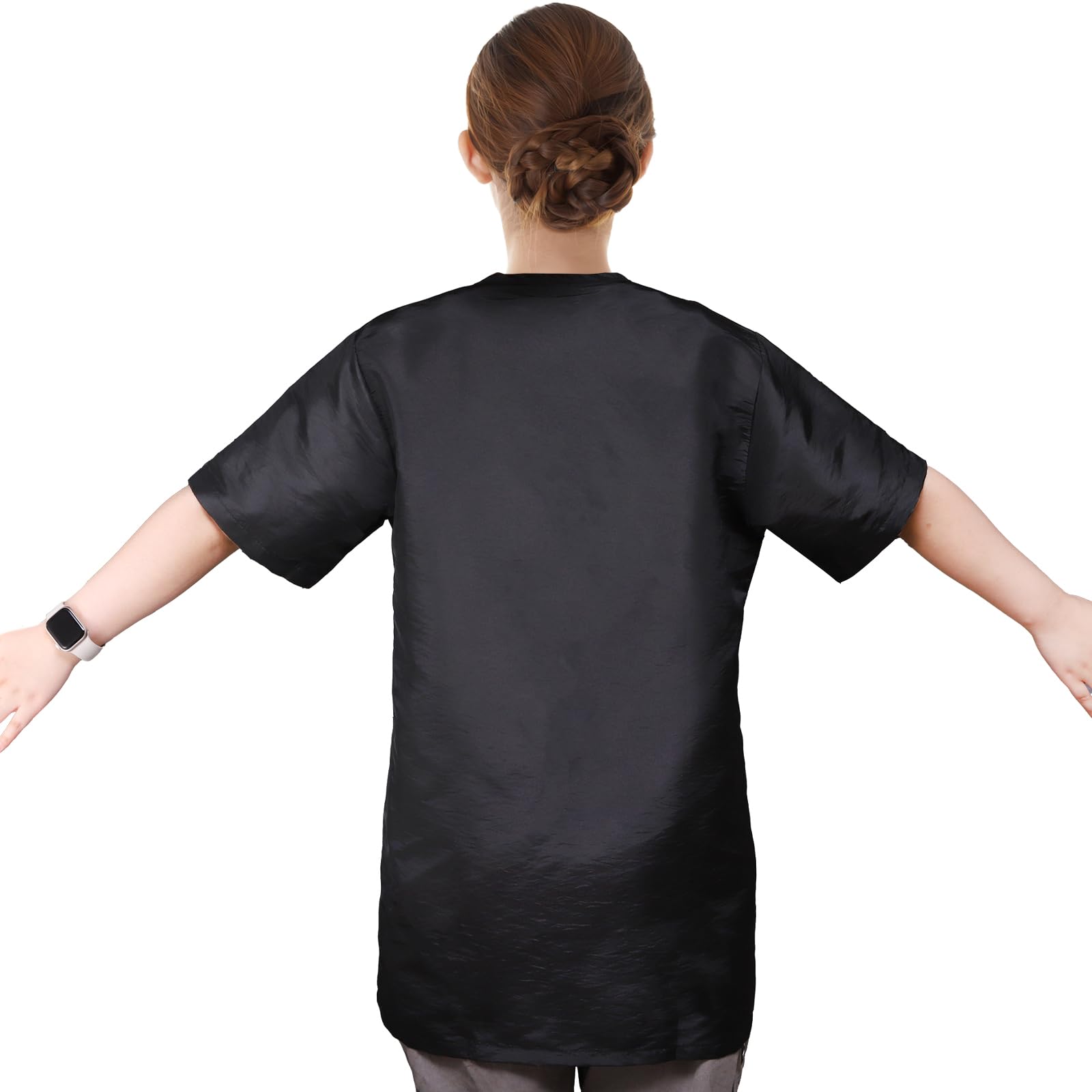 Pumtus waterproof pet grooming workwear in a busy salon setting.