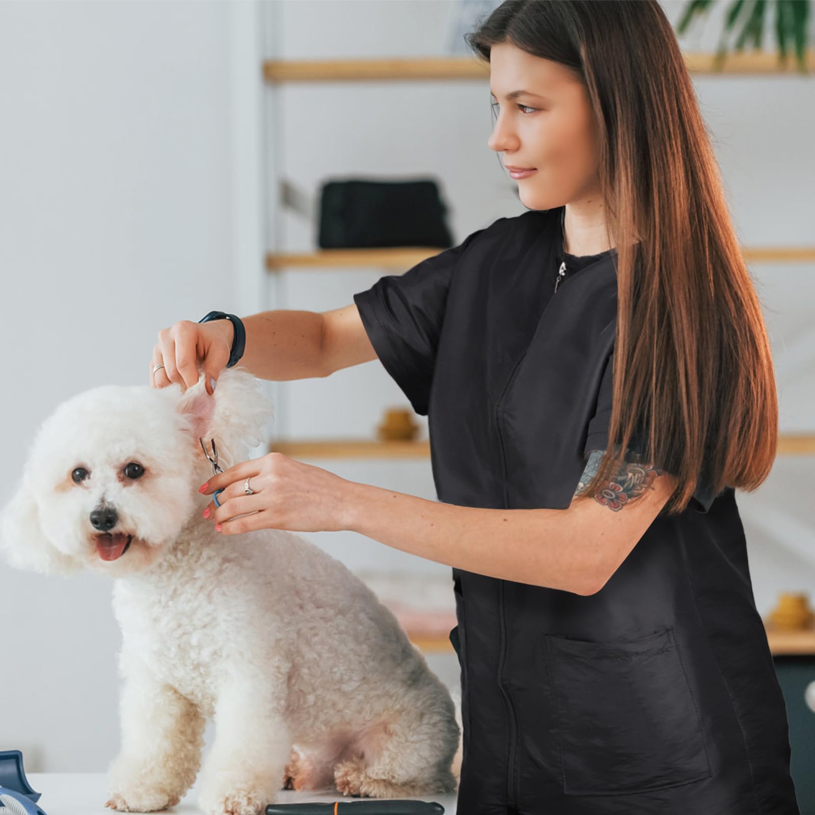 Pumtus waterproof pet grooming workwear model wearing in salon demonstrates lightweight comfort.