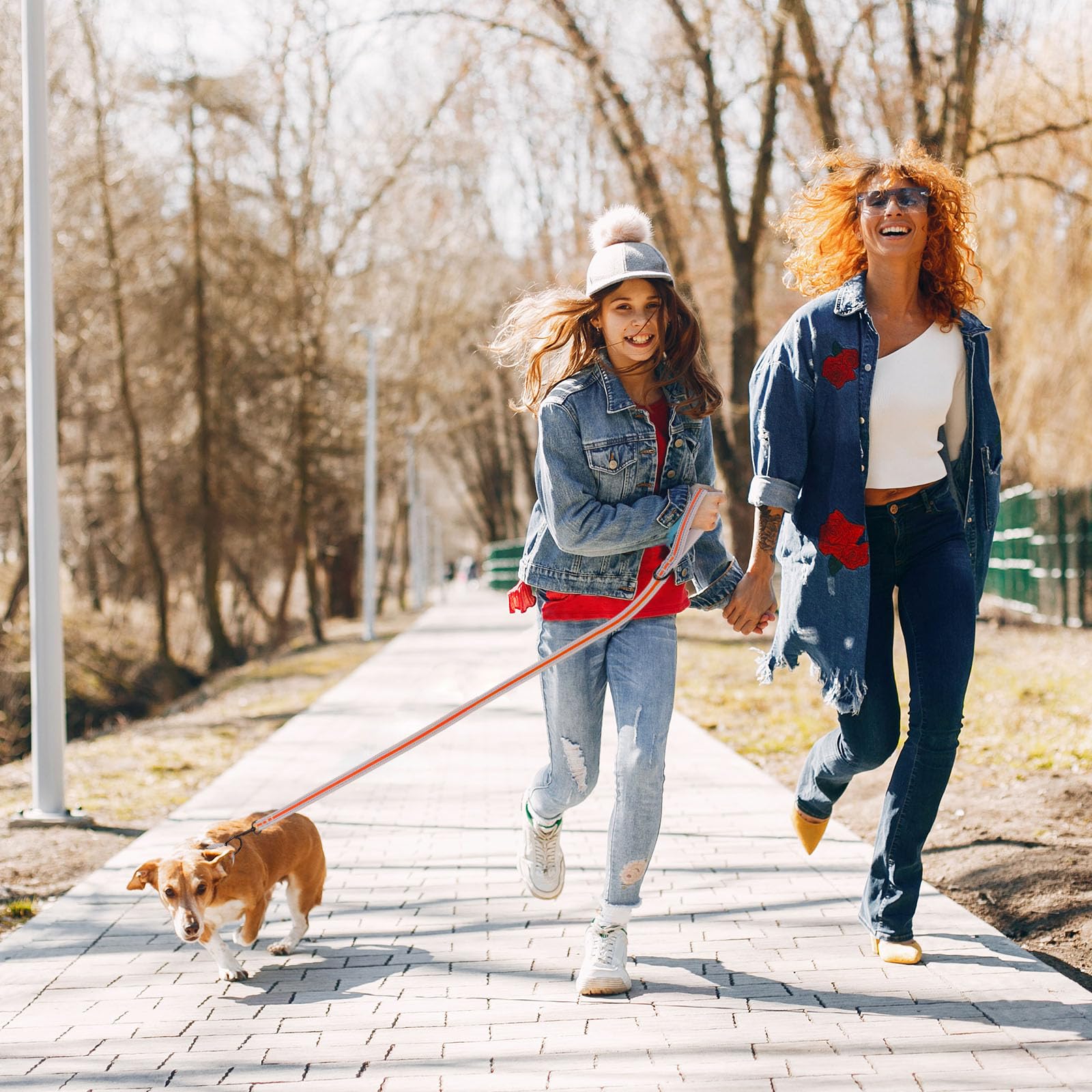 QDYU leash with 360° rotating hook enables easy attachment.