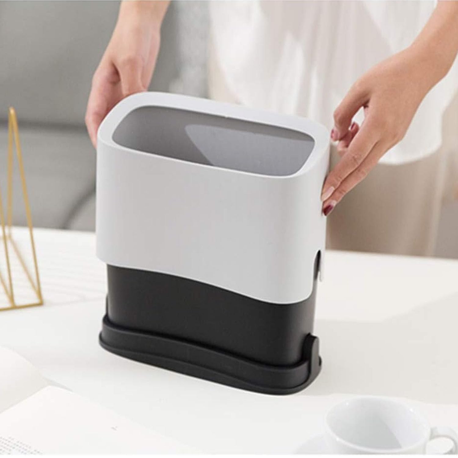 QPOIBSD scoop holder standing with scoop beside litter box for easy access.