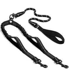 QUAN DUO DUO double dog leash no-tangle design supports walking two dogs with one hand.