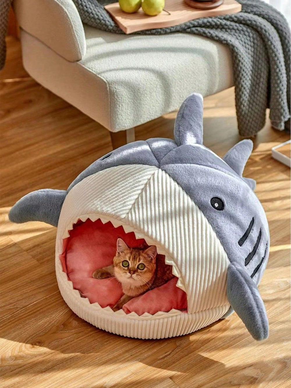 QWINEE Cat Mat Shark-Shaped Bed side view highlights compact, cozy hiding space.