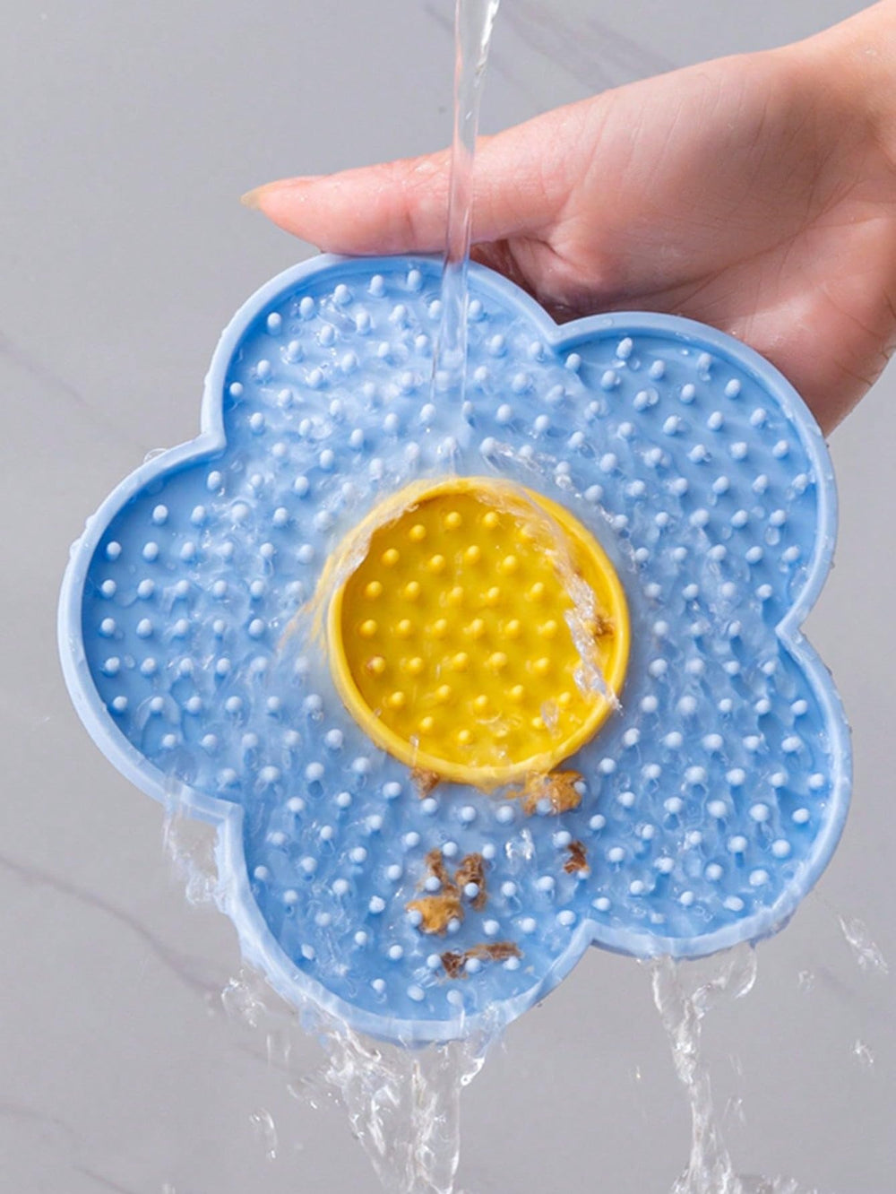 QWINEE lick mat bottom stays put, blue, prevents slipping during meals.