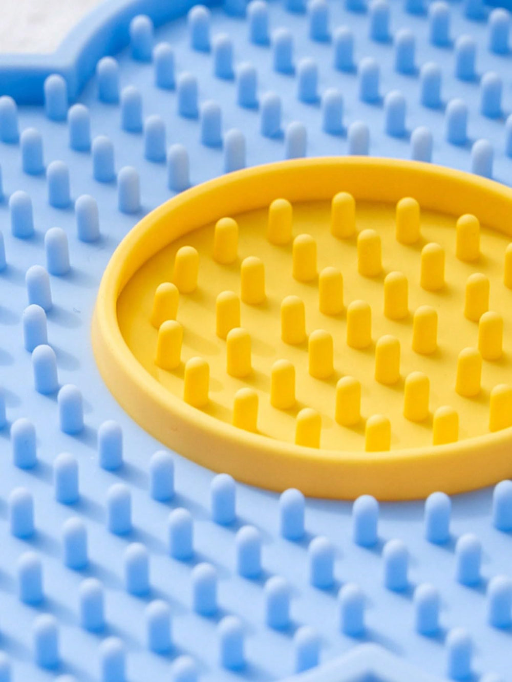 QWINEE lick mat is easy to rinse, blue, quick cleanup after meals.