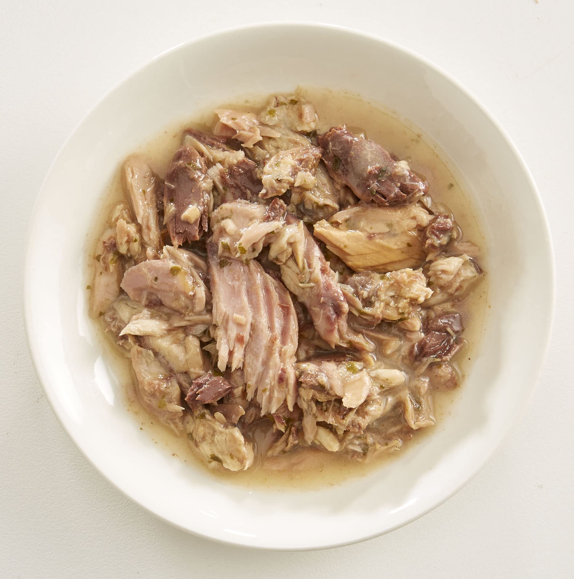 Rawz Aujou Aku mackerel pouch close-up displaying fish chunks for protein-rich flavor variety.