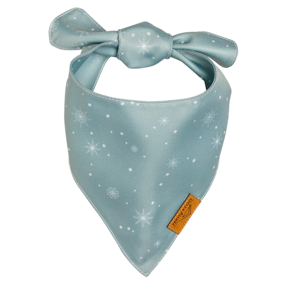 Remy+Roo curved-design close-up highlighting adjustable fit and neck comfort.