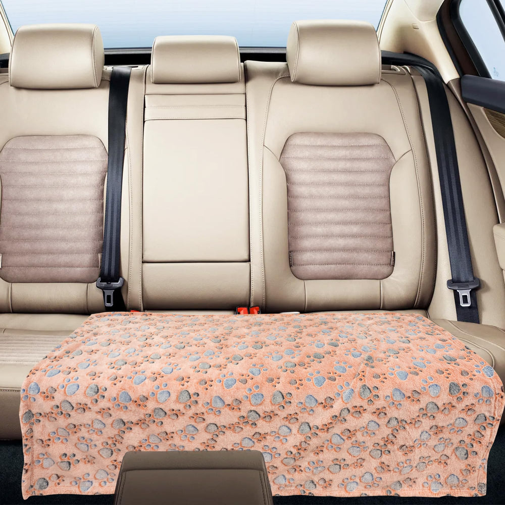 Rezutan blanket absorbs moisture, helping keep pets dry during travel.