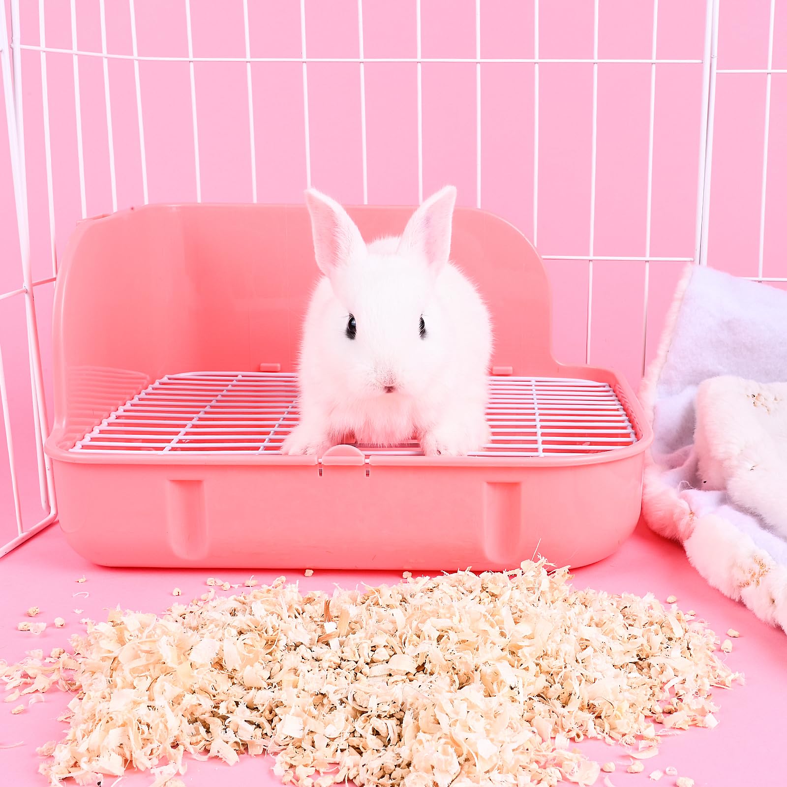 RUBYHOME rabbit litter box chew-proof ABS material resists chewing and scratching.