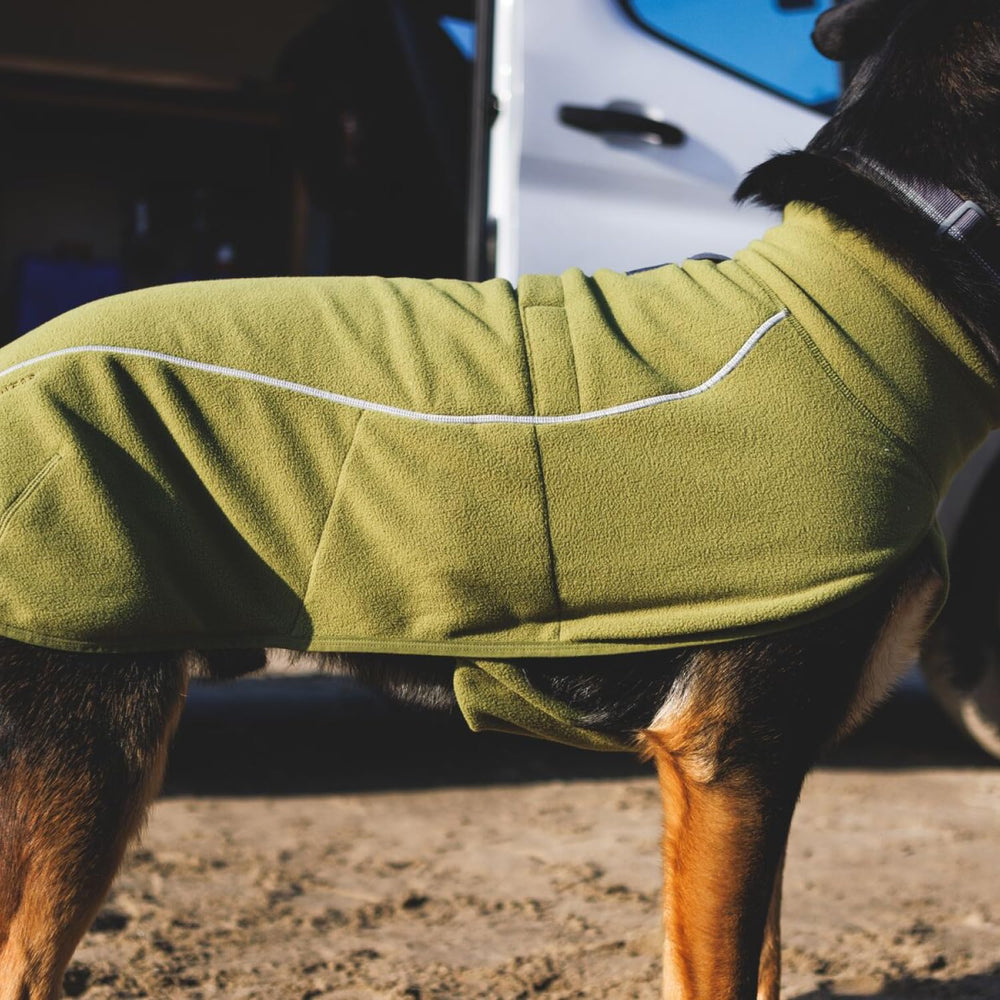 Ruffwear Climate Changer harness-compatible design fits over harnesses without bulk.