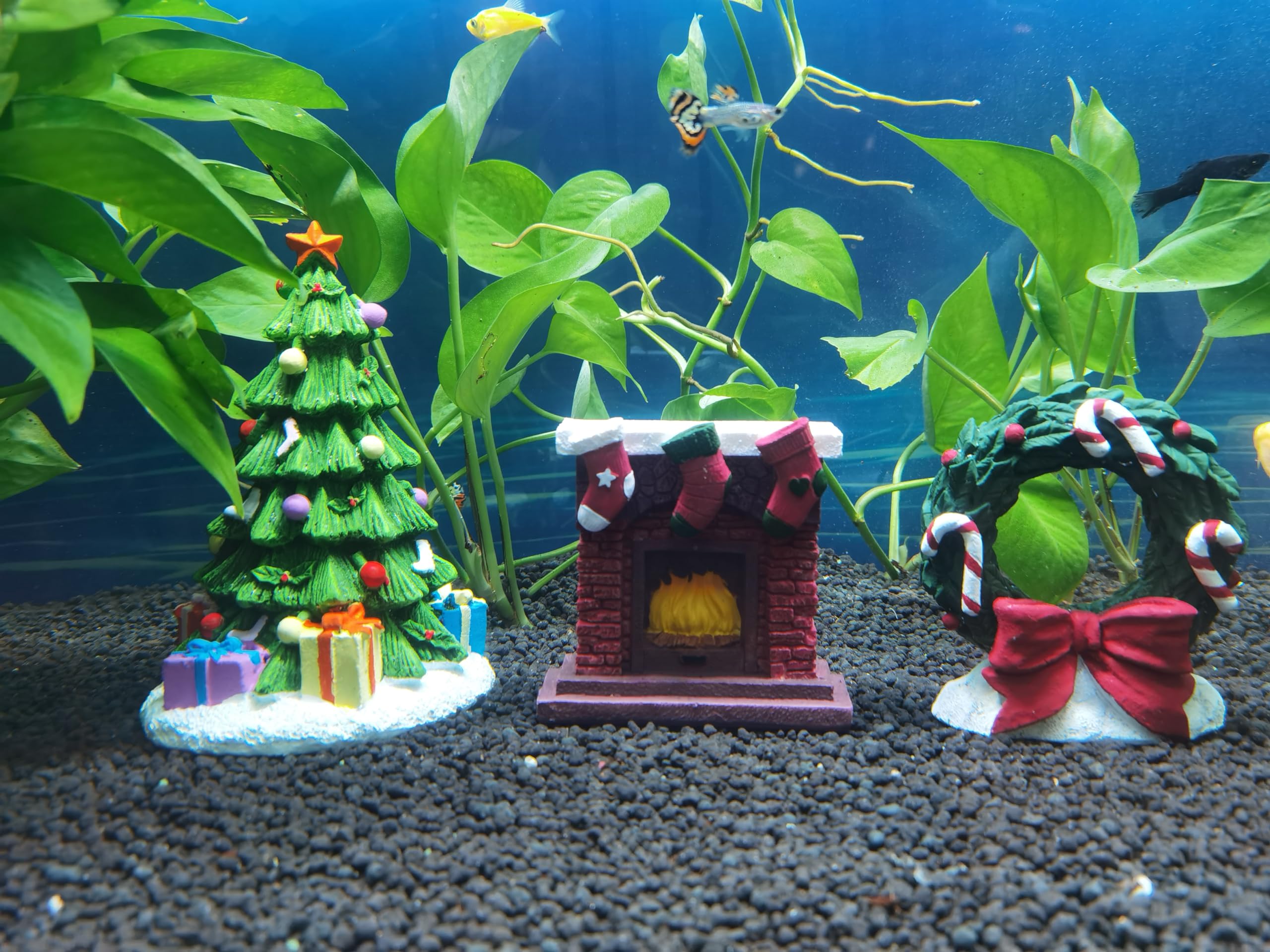RVQIGYP aquarium tree ornament close-up shows detailed resin craftsmanship.