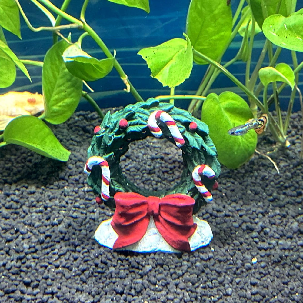 RVQIGYP Christmas wreath tank decoration durable resin material ensures longevity.