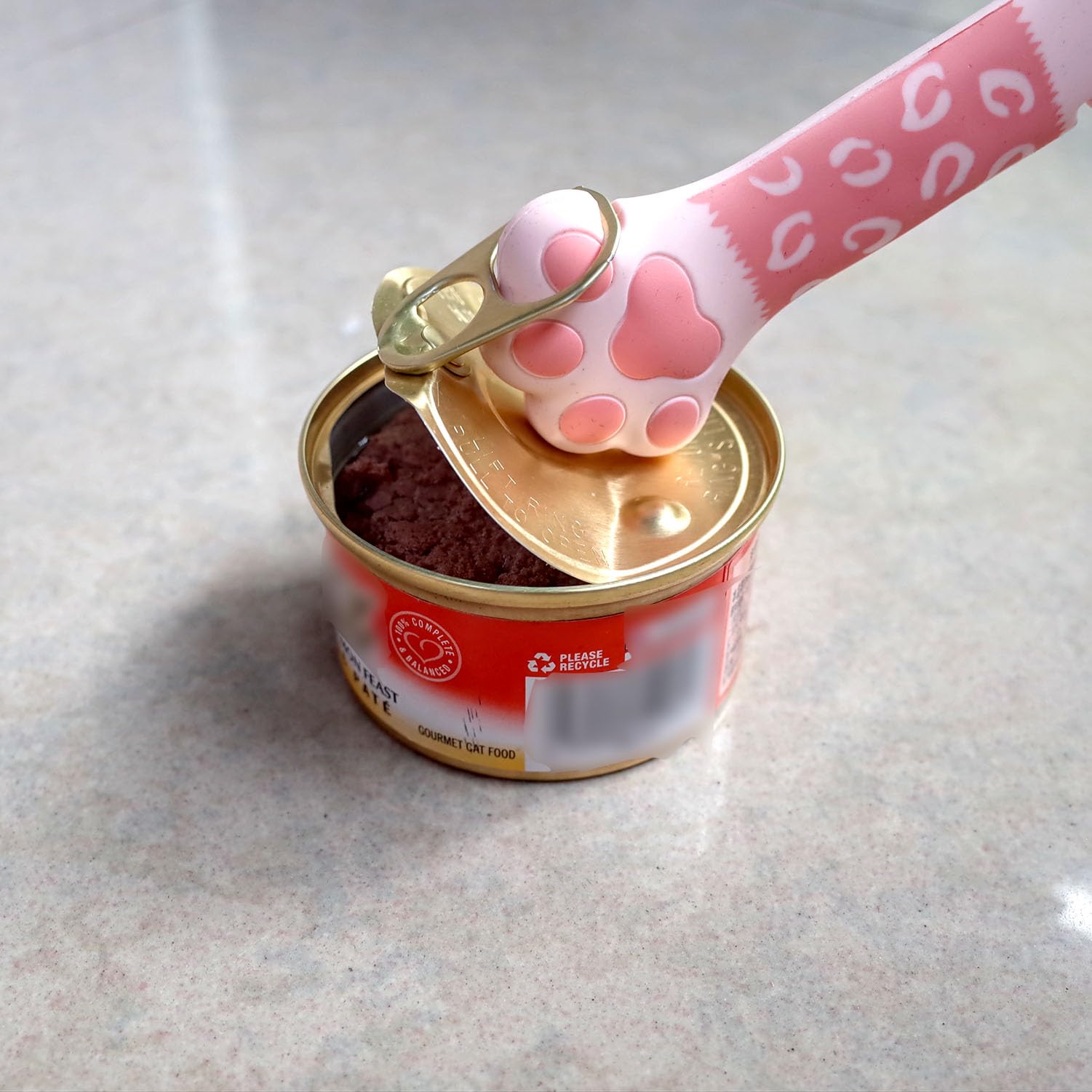 ScivoKaval airtight seal reduces odor and preserves freshness longer.