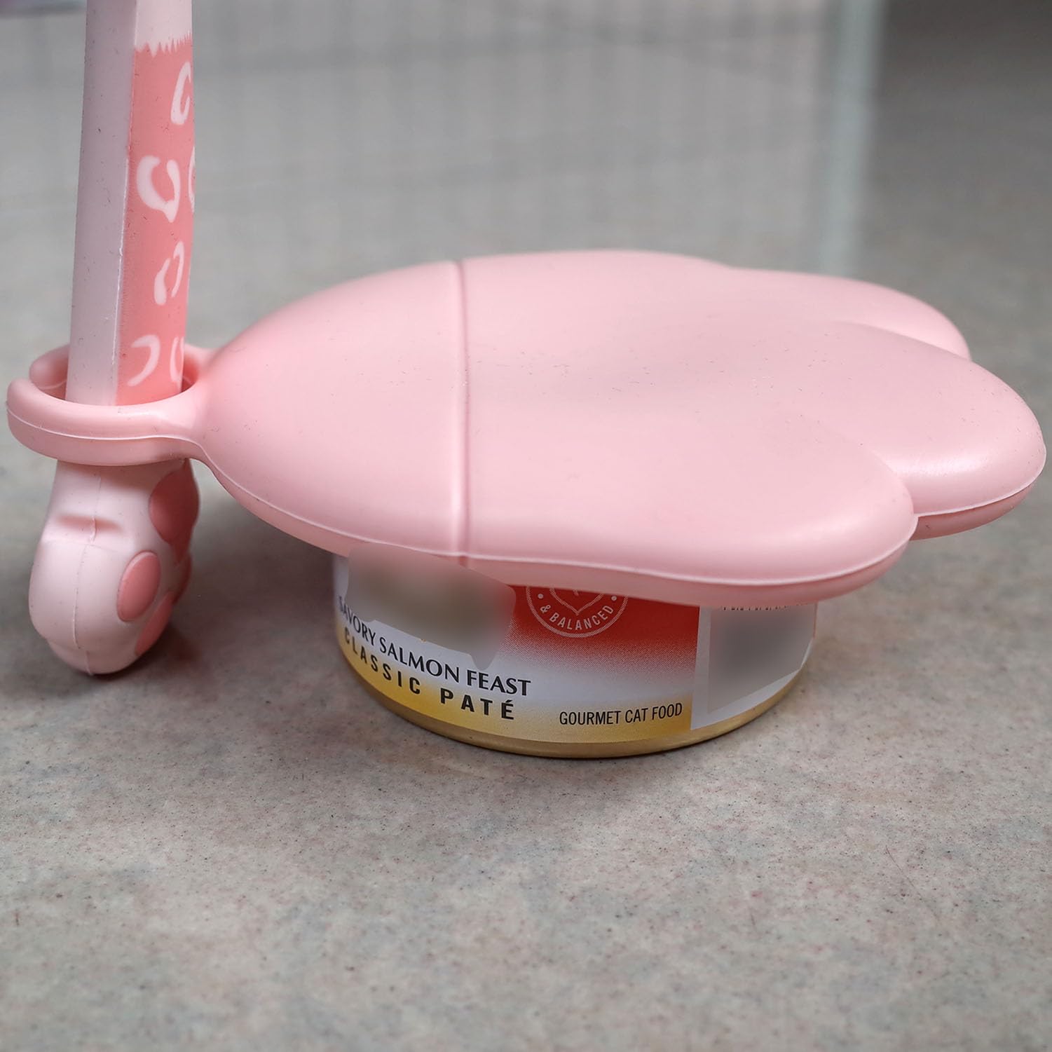 ScivoKaval universal-fit lid works with many standard can sizes.