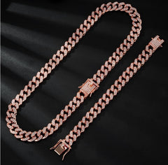 Serijoars diamond Cuban-link collar on pet, a fashionable, versatile jewelry-inspired accessory.