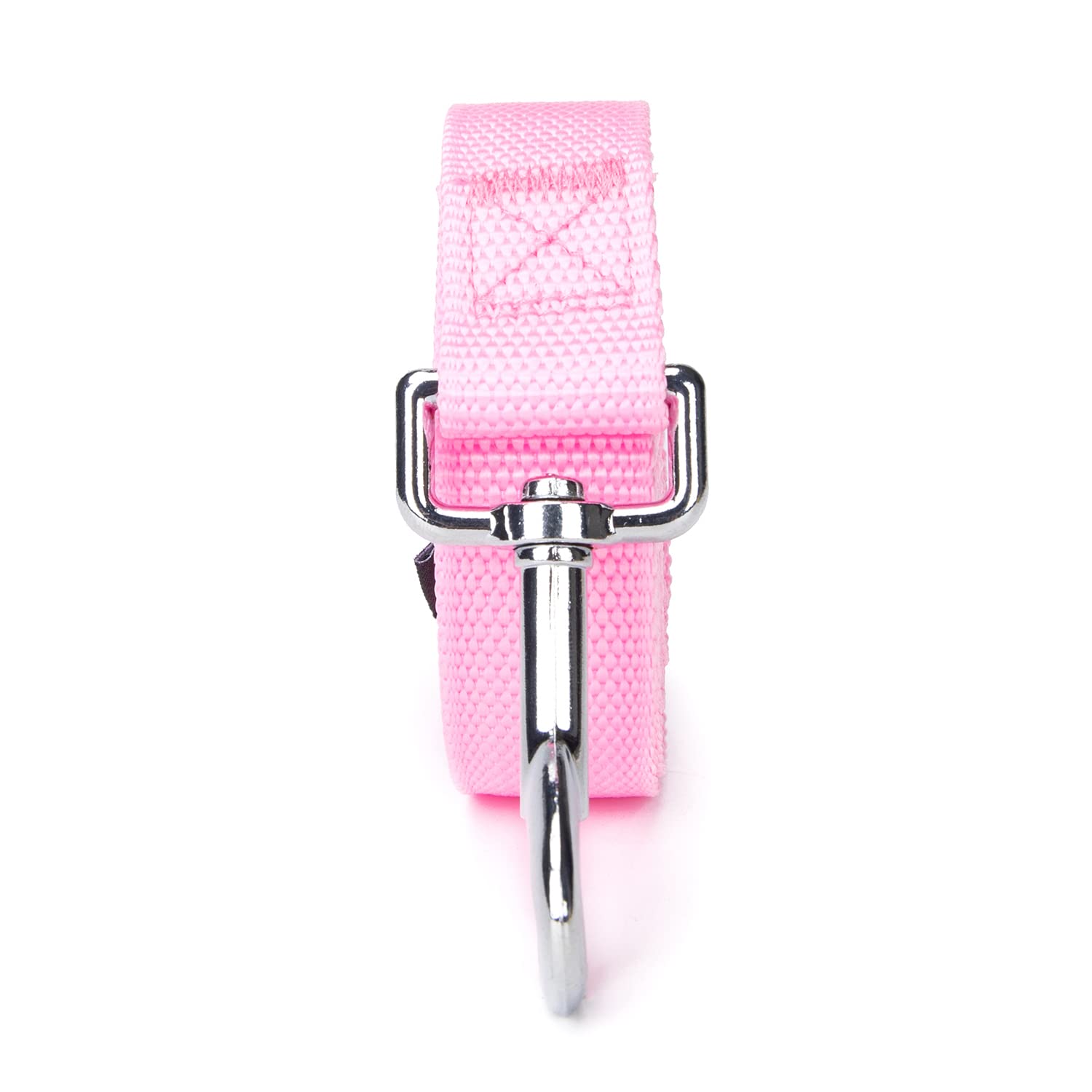 Siumouhoi leash in park usage image conveys controlled walking scenarios.