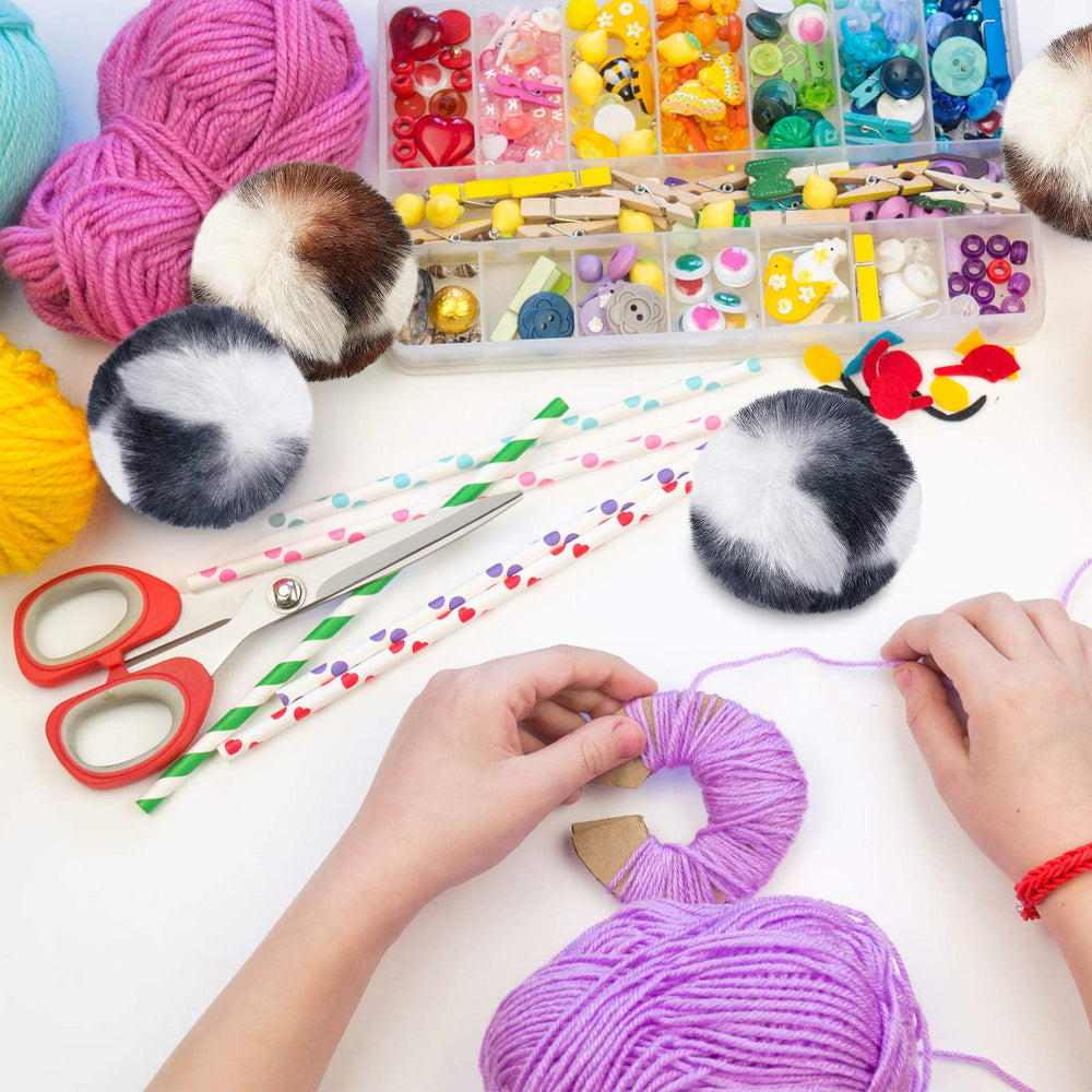 Skylety lightweight-ball cat pom pom for on-the-go play