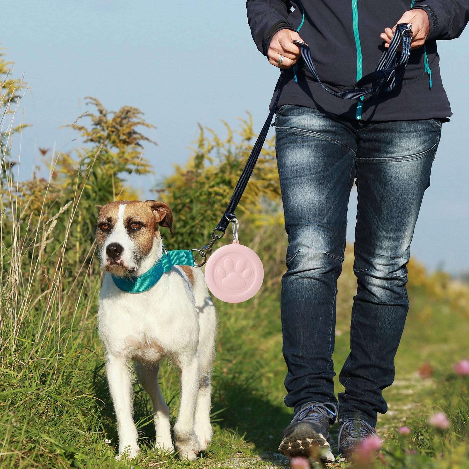 SLSON 2Pack carabiner attachment demonstrates easy leash integration.
