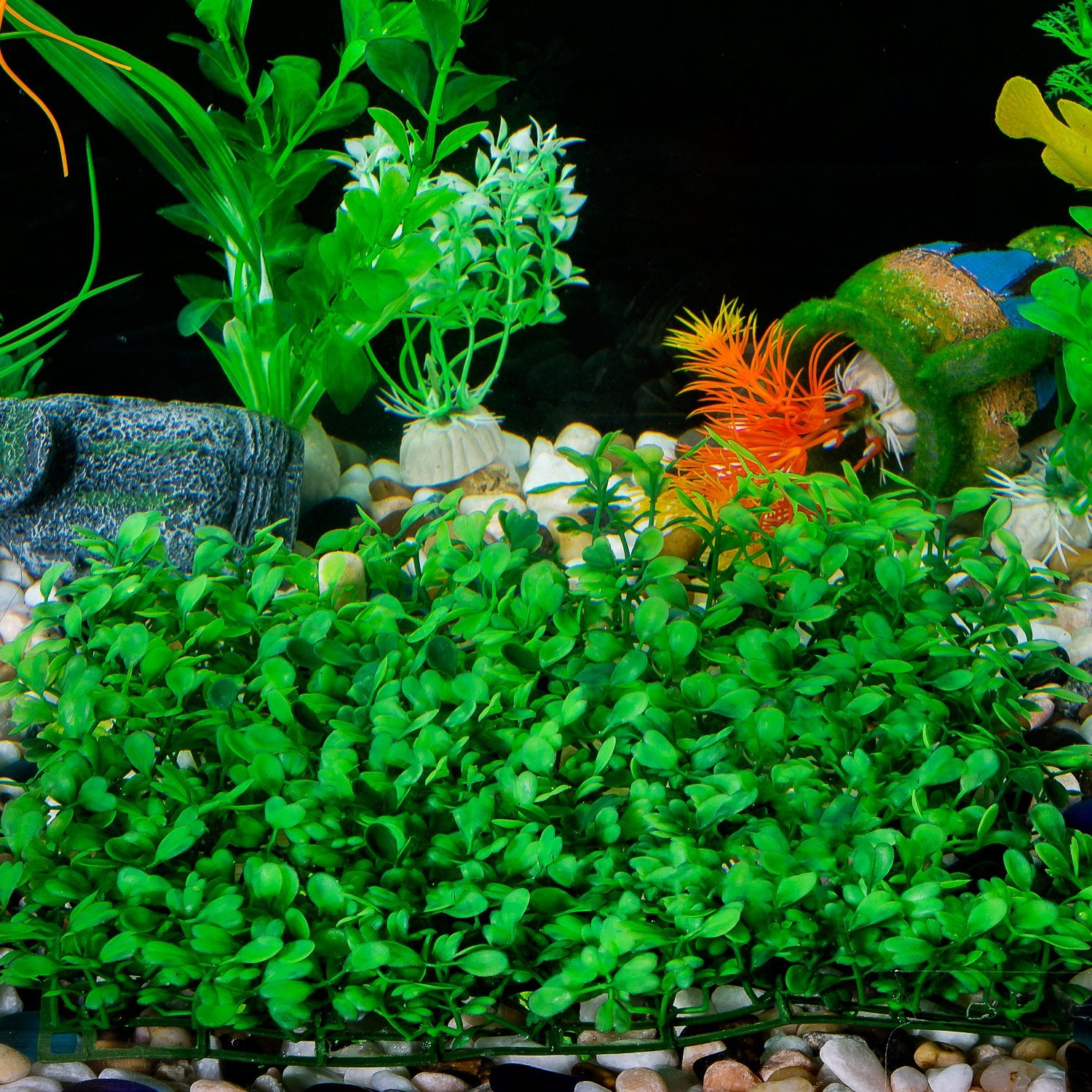 SLSON installation-friendly grass lawn with eight suction cups simplifies setup.