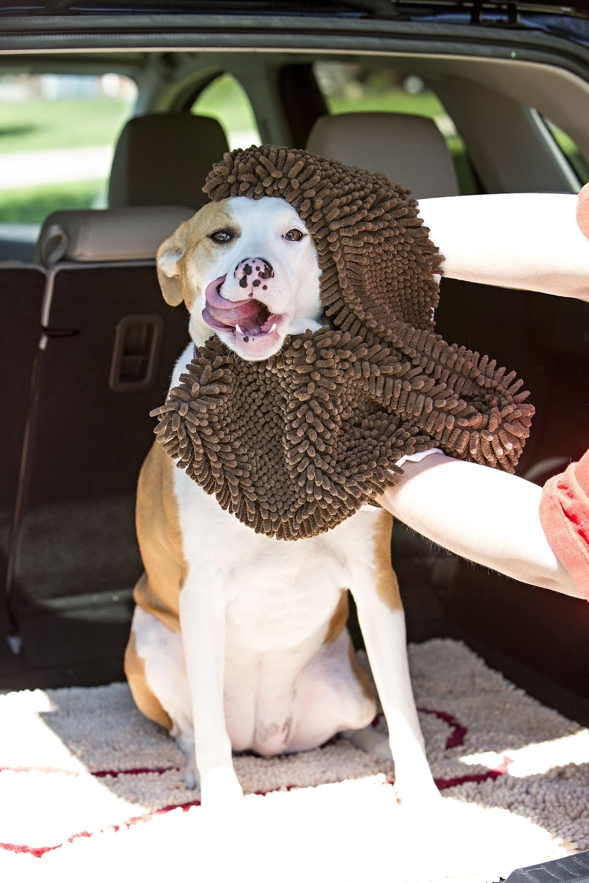 Soggy Doggy Doormat hand-pockets towel demonstrates secure grip for quick drying.