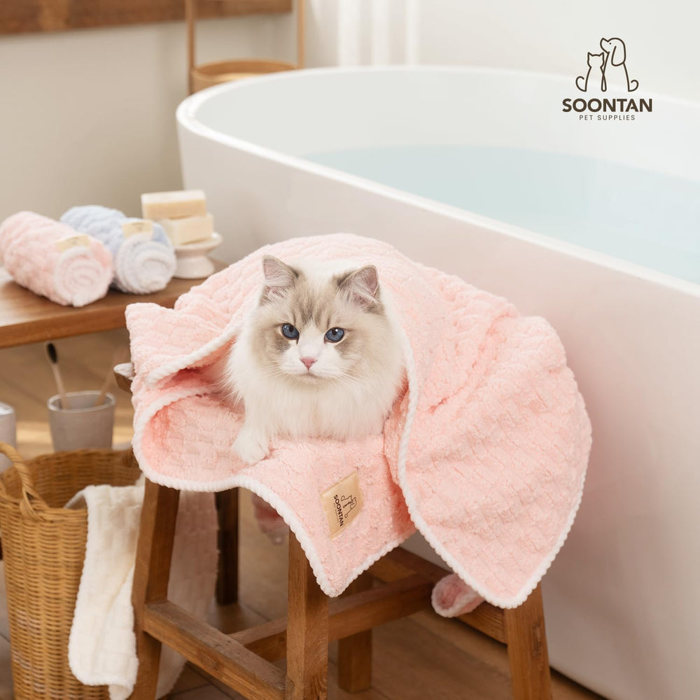 SOONTAN pink cloud towel provides quick-dry performance after beach or pool.