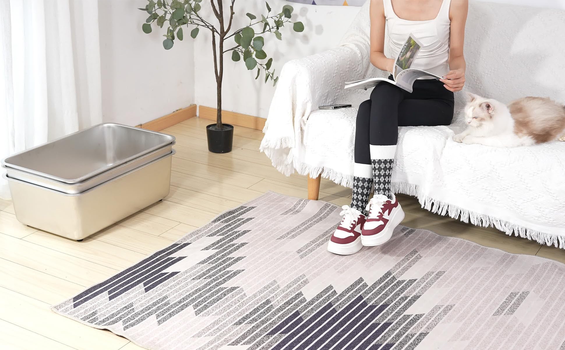 Sorstrem compatible with clumping clay and pine pellets for versatile littering.