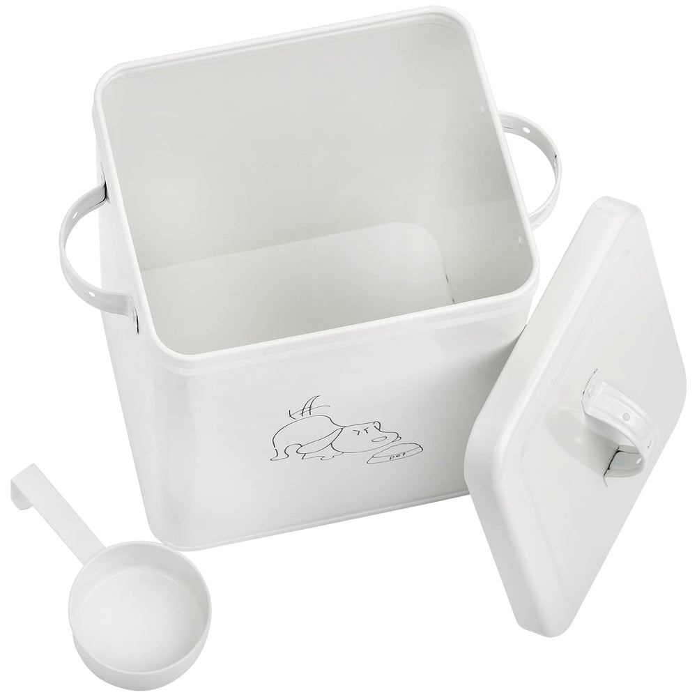 SOUJOY tight-fitting lid helps keep treats dry and fresh between meals.