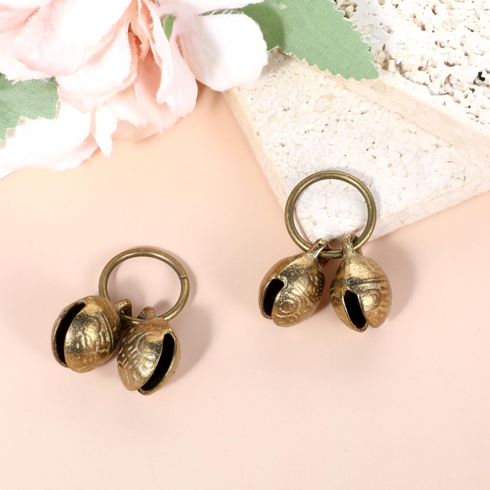 Styquenzer pet tracking bell scene emphasizes versatile use in open spaces