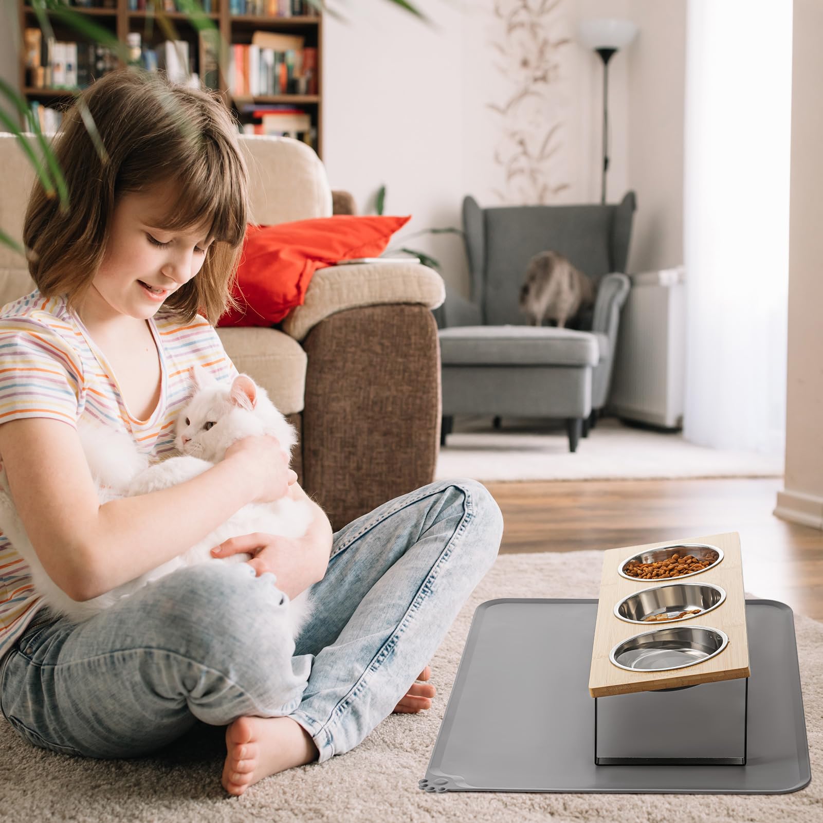 Summark cat feeding setup with mat keeps area neat