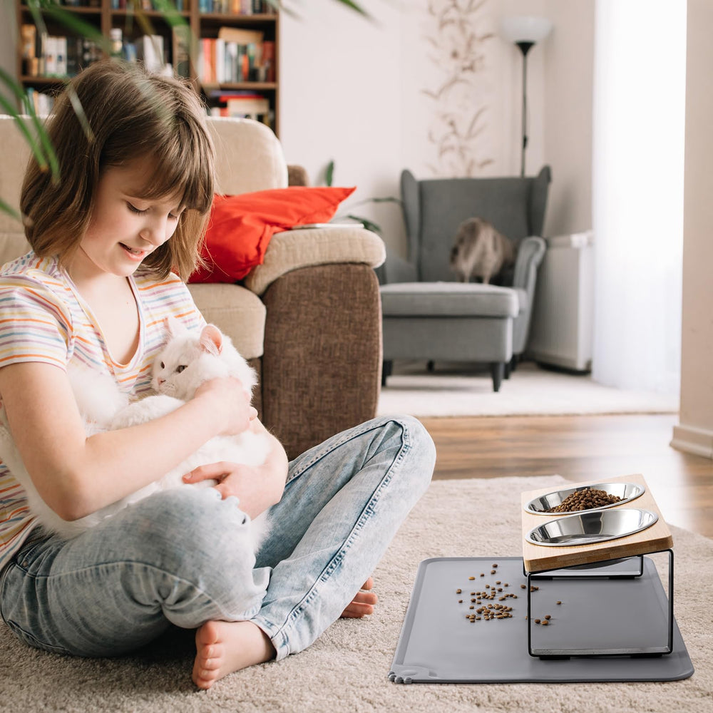 Summark two bowls for cats and puppies support shared feeding.