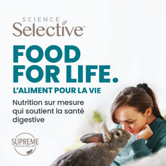 Un cobaye déguste Berry Loops de Supreme Petfoods avec plaisir.