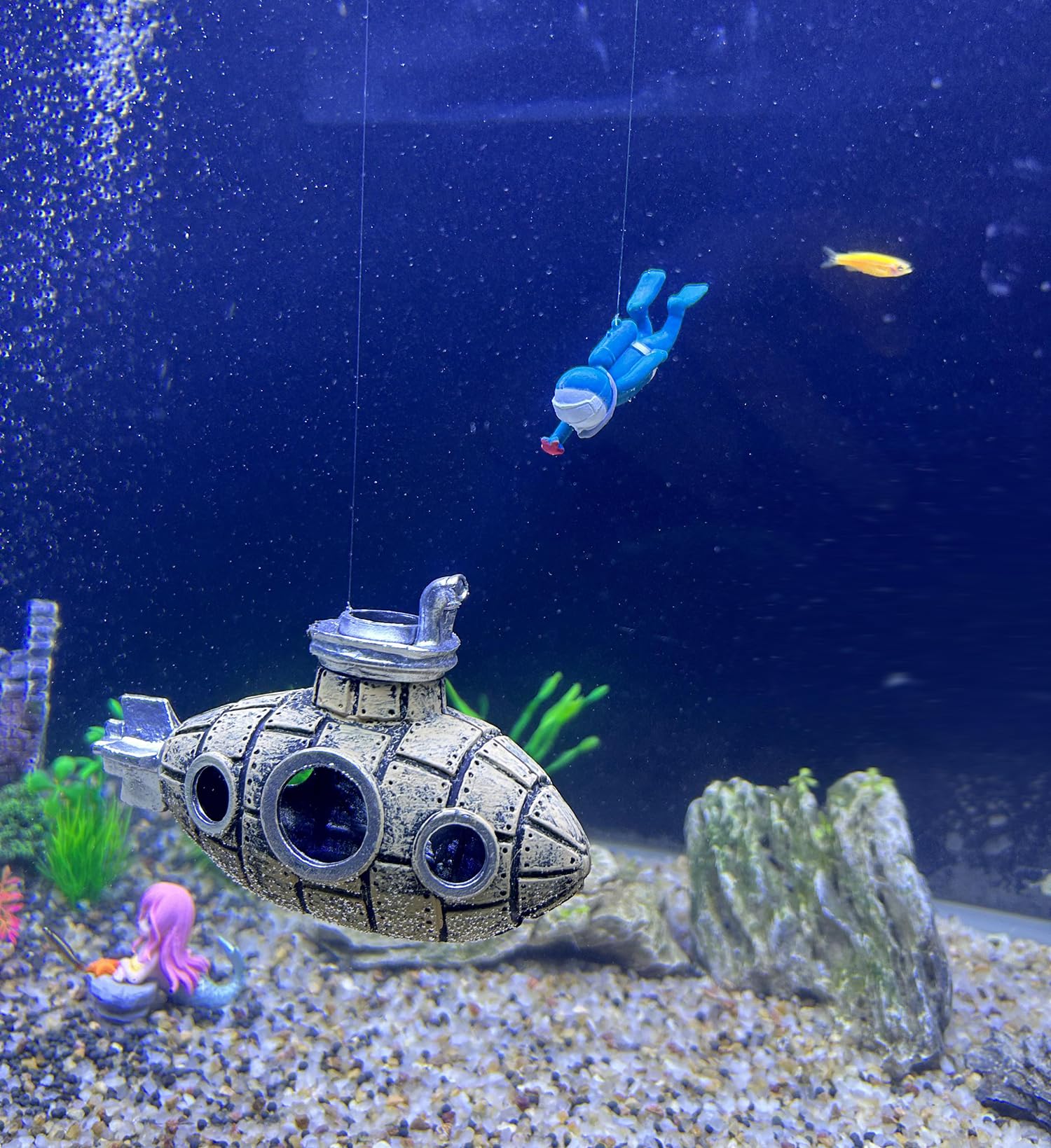 SUPTEC Easy-placement submarine ornament fits safely in most tanks.