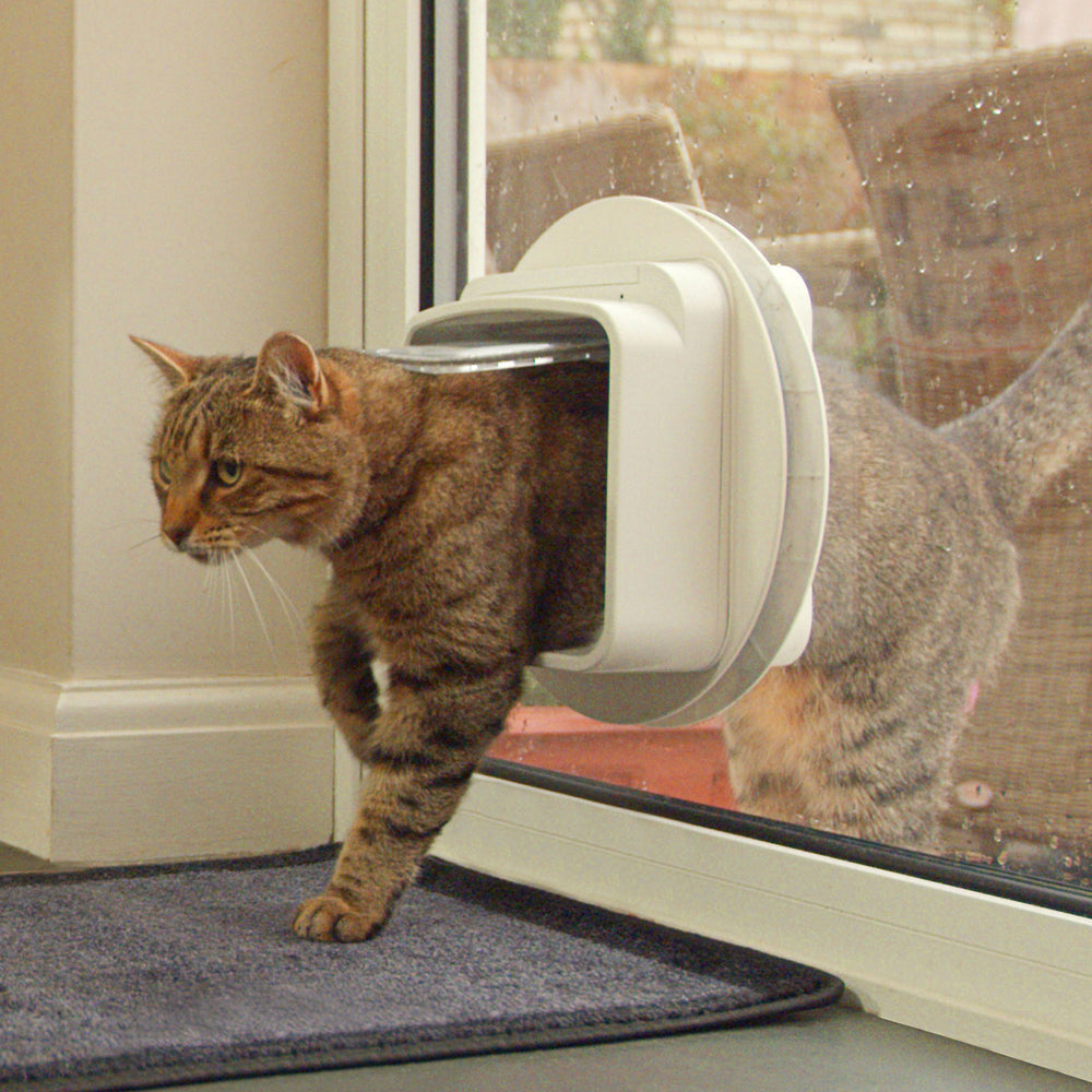 SureFlap DualScan cat door programming screen illustrating up to 32 pets.