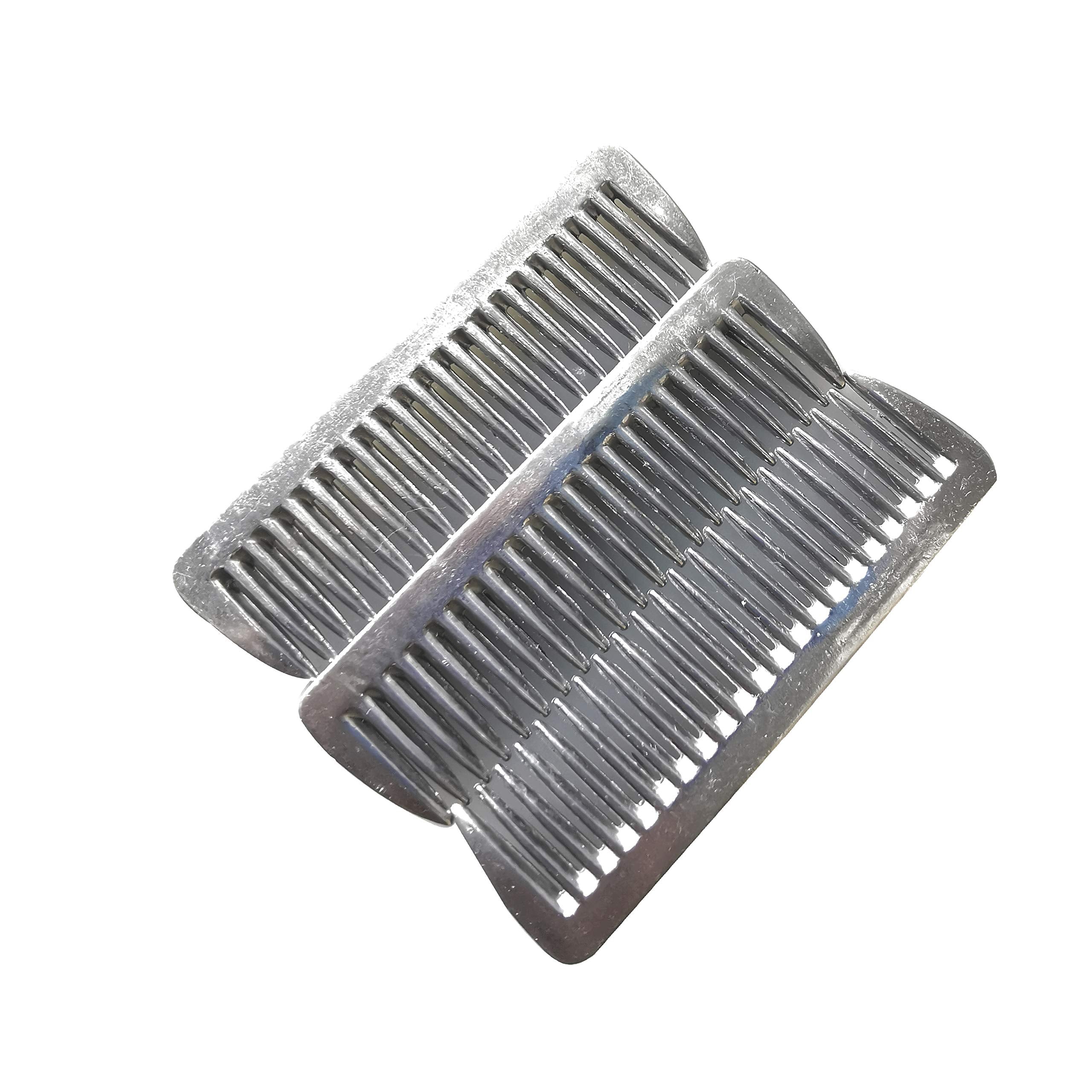 A groomer uses a SXYH pulling comb on a horse mane to ease knots during prep.