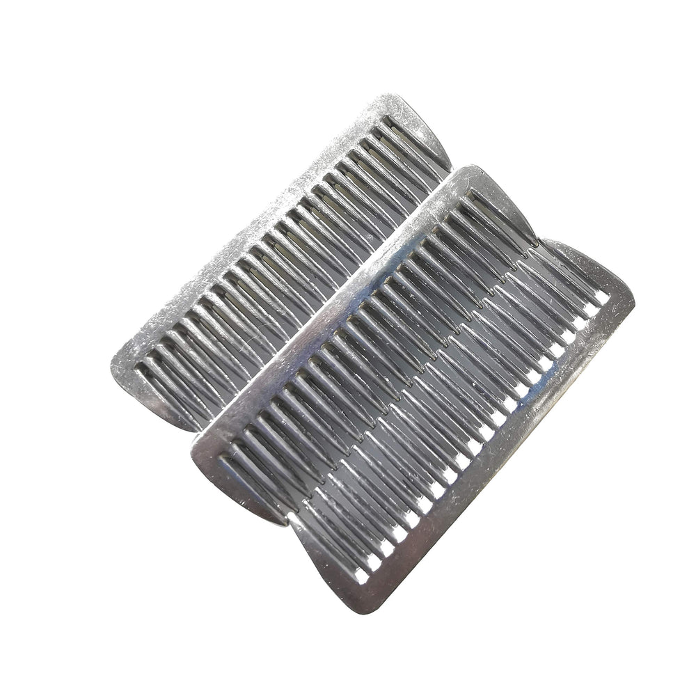 A groomer uses a SXYH pulling comb on a horse mane to ease knots during prep.