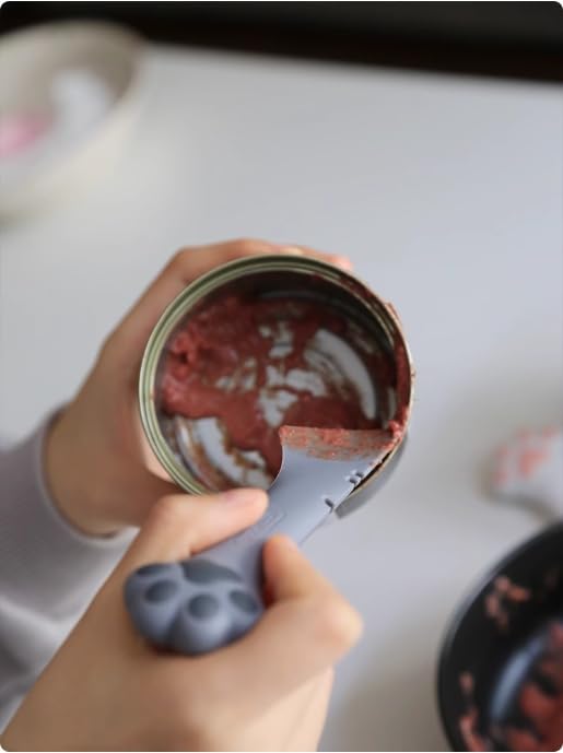 TidyNuts ergonomic-handle cat spoon in grey reduces wrist fatigue.