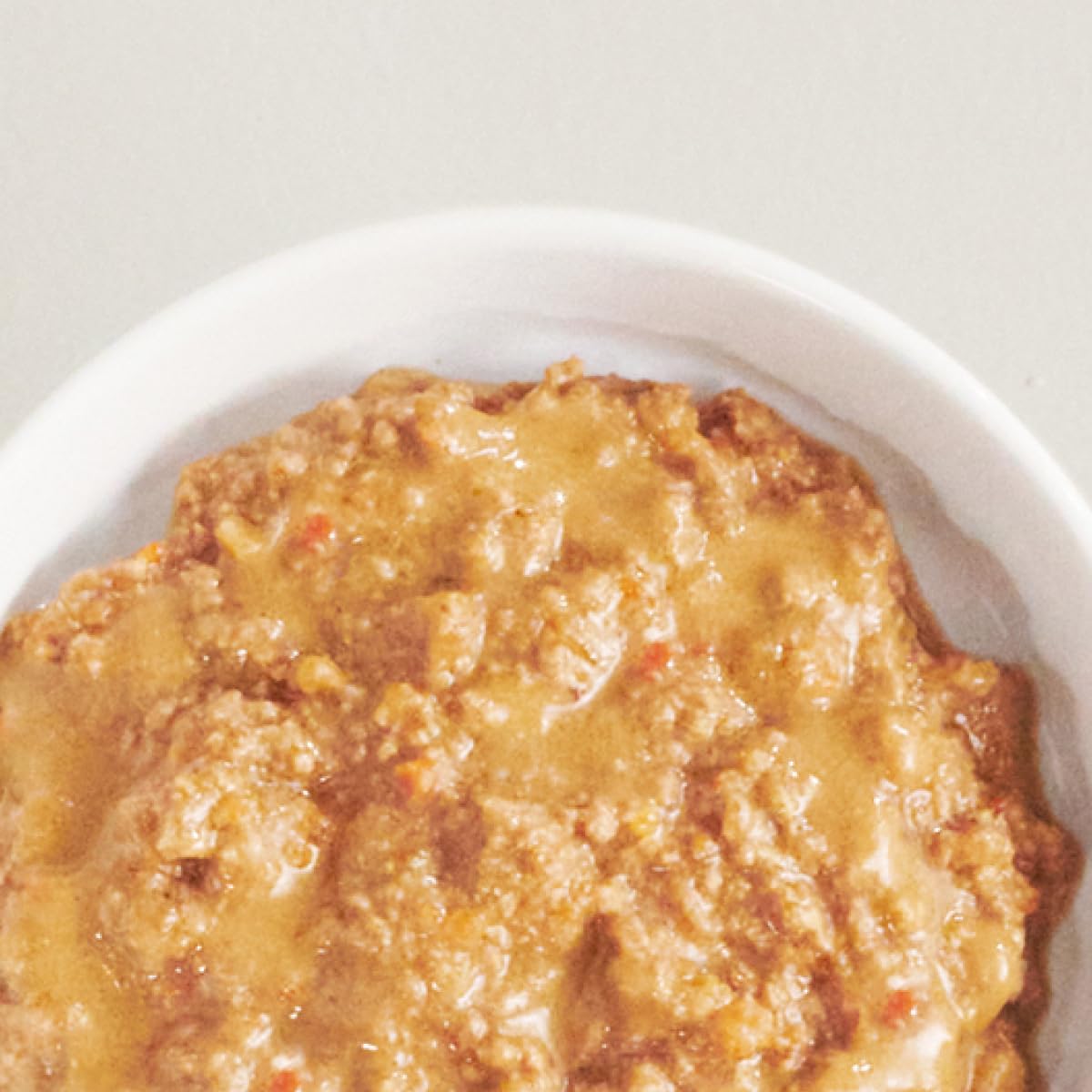 TUFT + PAW cat food serving bowl reveals stew texture and appetizing color.