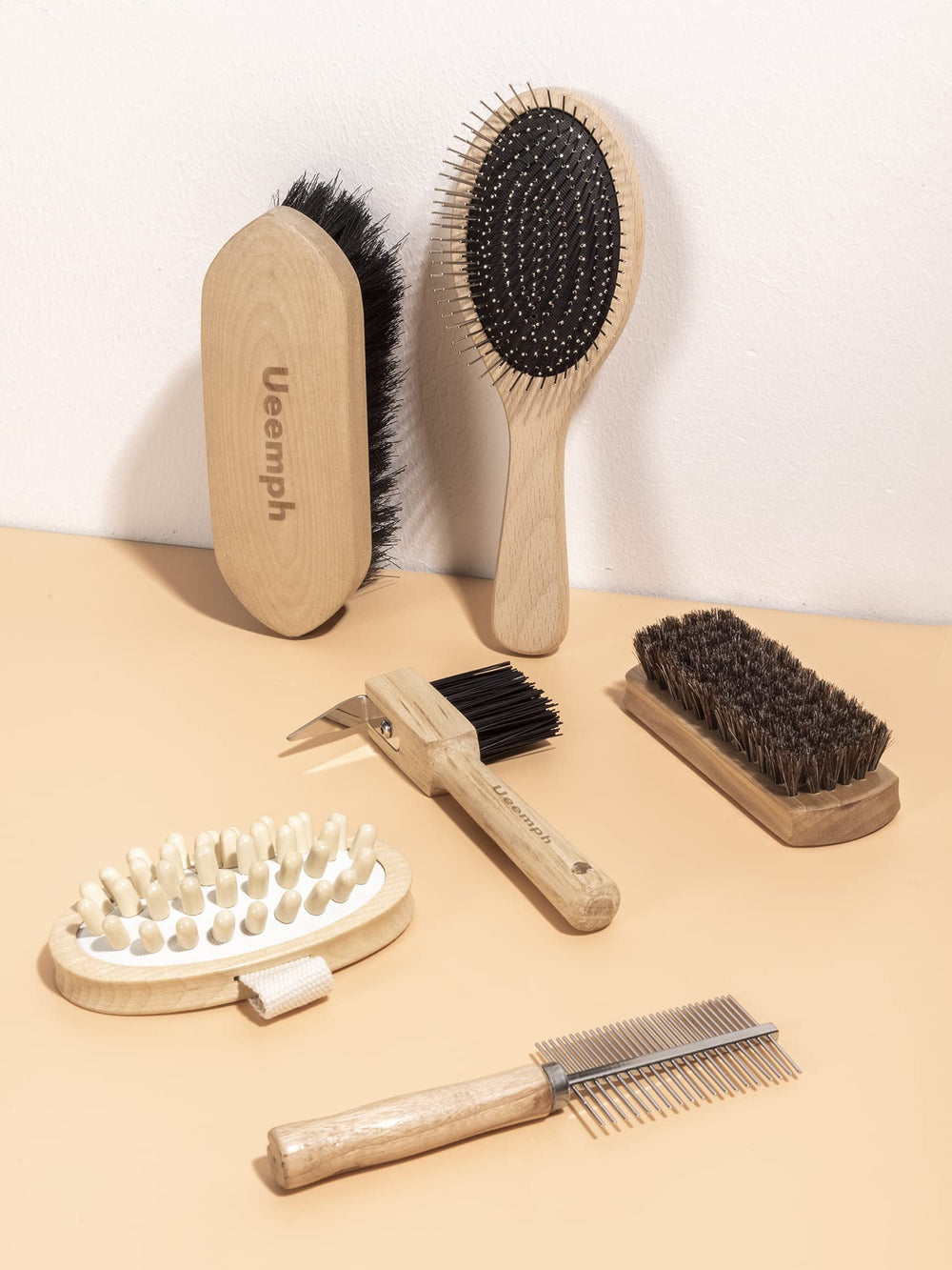 Ueemph mane and tail brush detangles and smooths for horses