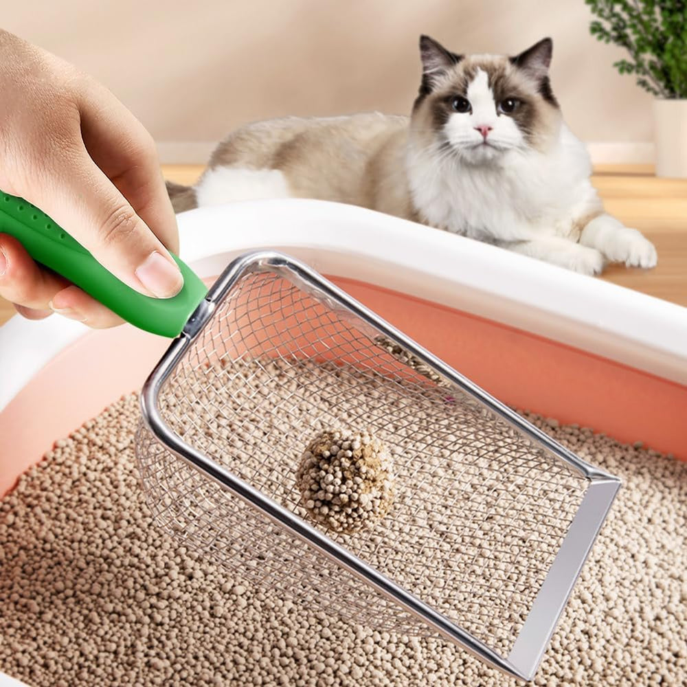 UMUACCAN Apidgrowth metal scoop in use in terrarium demonstrates convenient sand waste removal.