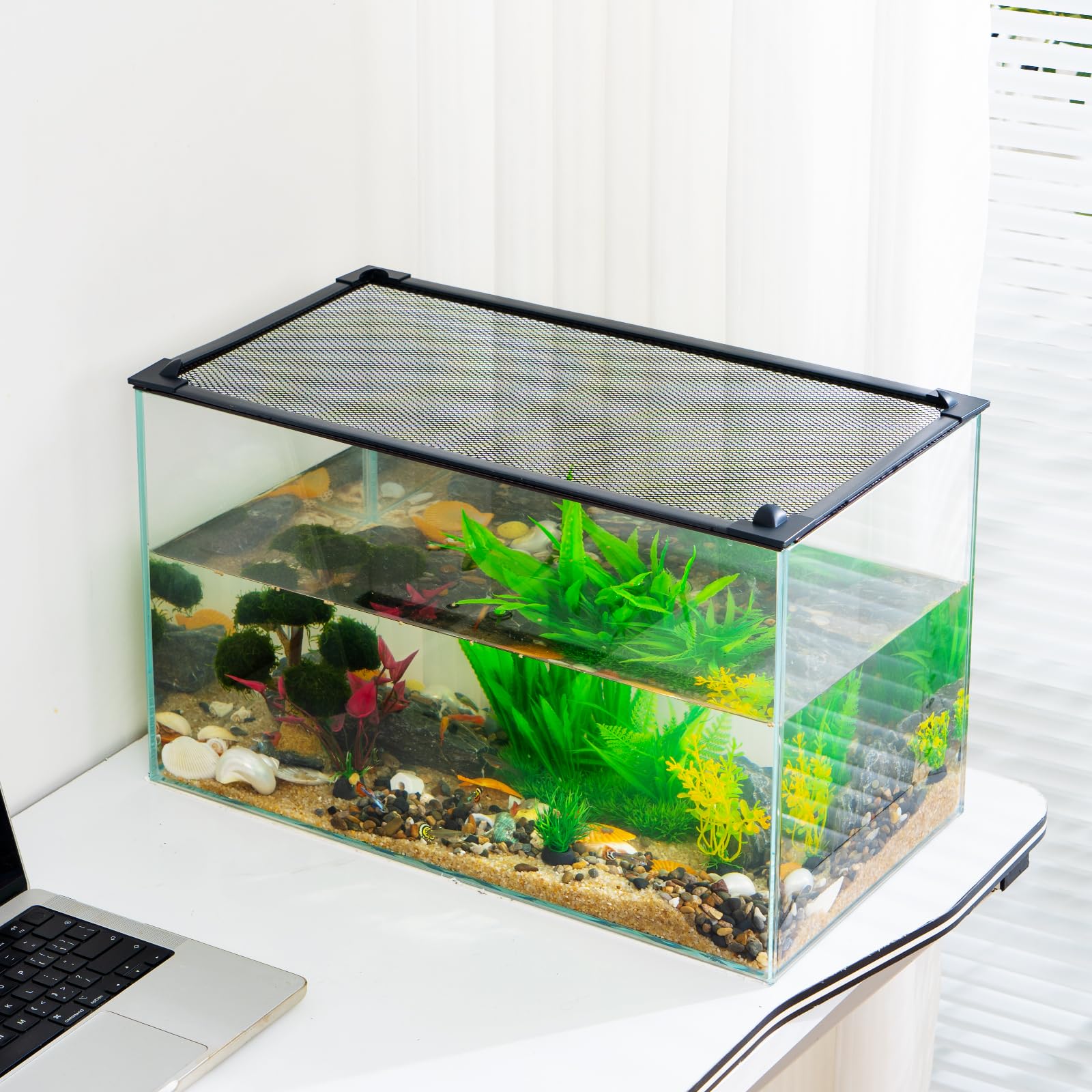 Uross anti-jumping mesh lid on curved tanks helps prevent fish from jumping.