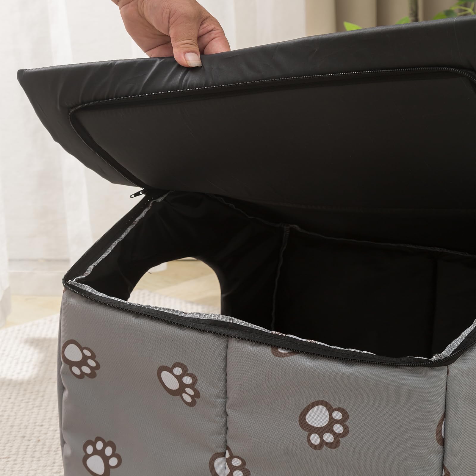 VARMTOR cat house suitable for garages and porches for reliable shelter.