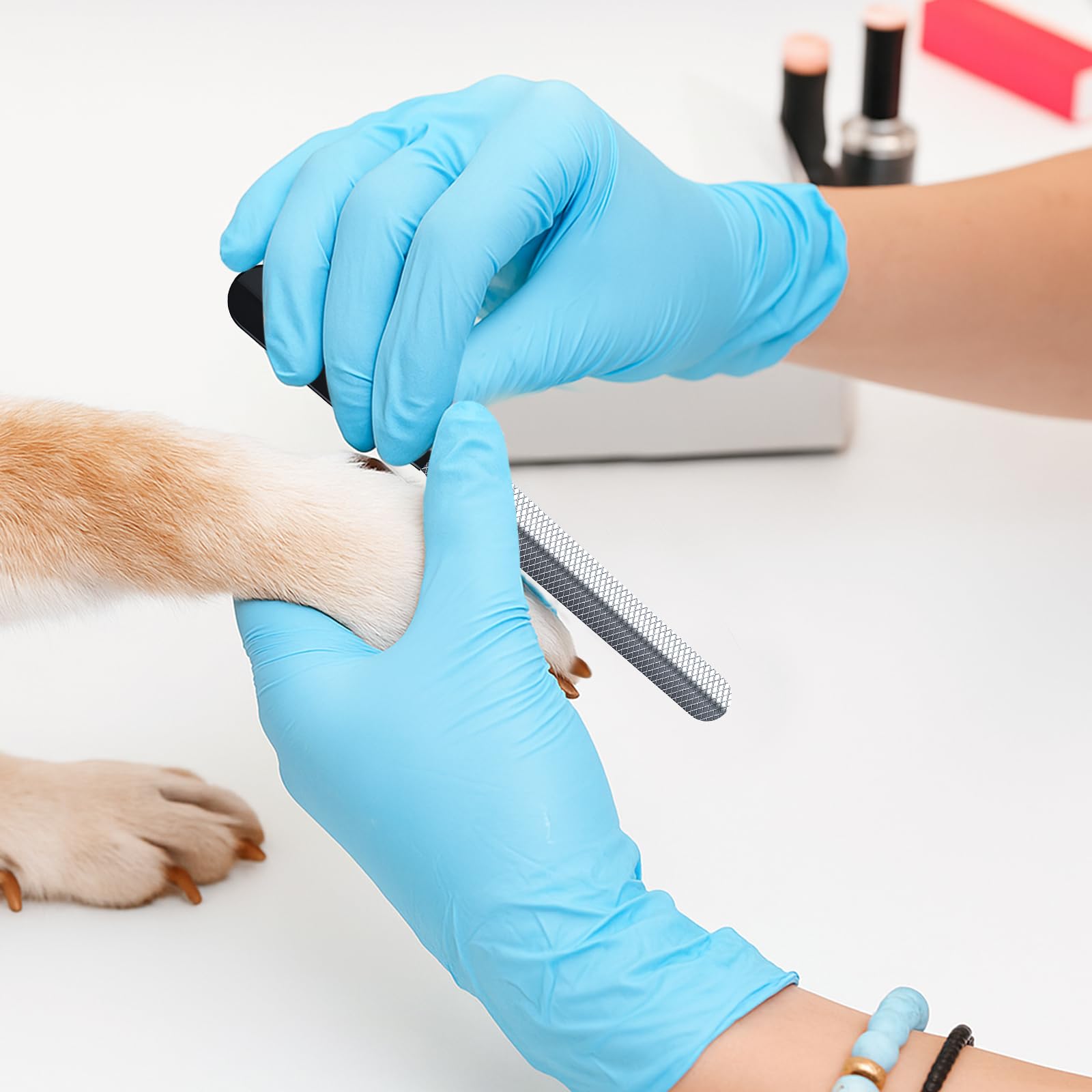 VIWIK in-use grooming scene blue demonstrating smooth, controlled clipping.