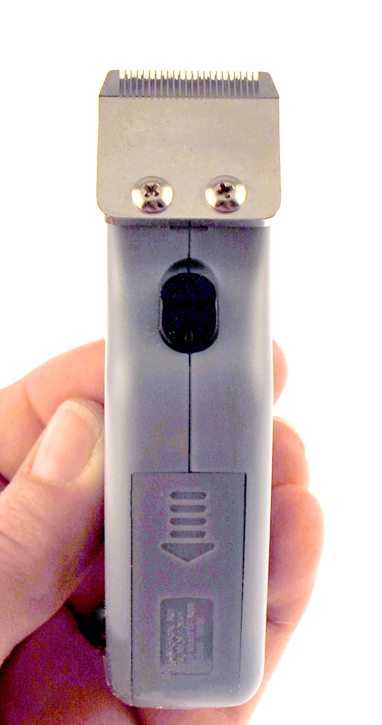 Wahl Pocket Pro trimming paw area for neat fur between pads