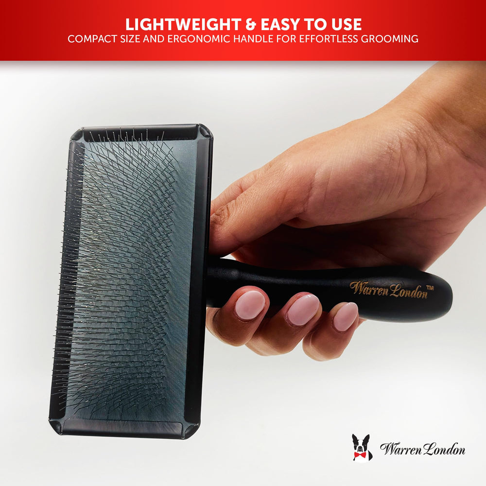 Warren London Gentle Touch Slicker Brush compact handle supports comfortable grip during brushing.