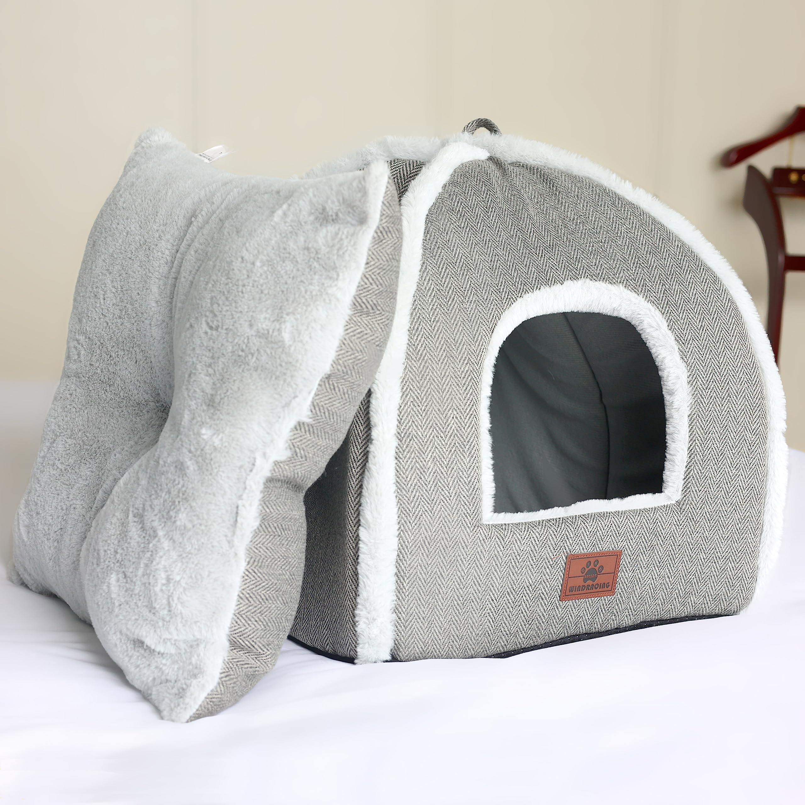 WindRACING cat bed side open shows travel-friendly setup