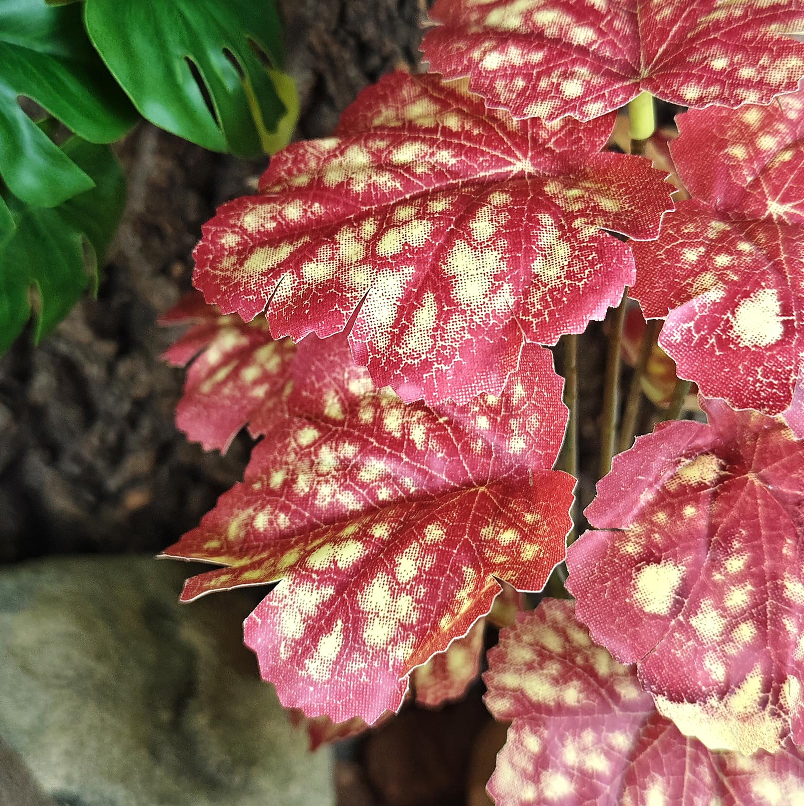 Woyrise Reptile Plants silk leaves with lifelike texture.